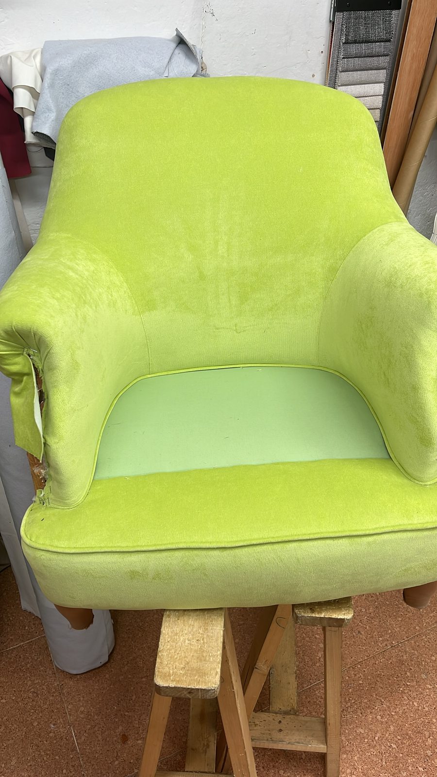 proceso de retapizado de butacas en taller de tapicer&iacute;a Madrid